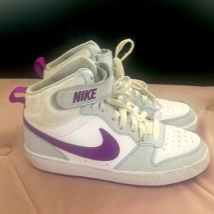 Nike borough mid size 6Y